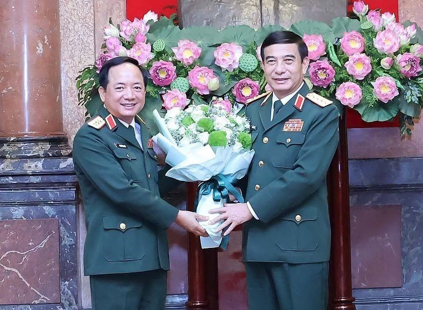 Đại tướng Phan Văn Giang, Ủy viên Bộ Chính trị, Phó Bí thư Quân ủy Trung ương, Bộ trưởng Bộ Quốc phòng chúc mừng Thượng tướng Trịnh Văn Quyết. (Ảnh: Nhan Sáng/TTXVN)