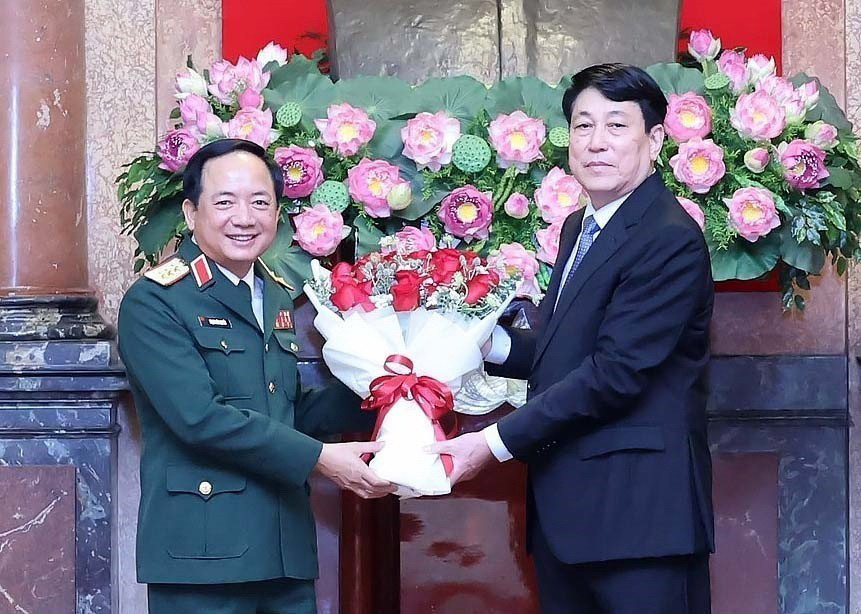 Ông Lương Cường, Ủy viên Bộ Chính trị, Thường trực Ban Bí thư chúc mừng Thượng tướng Trịnh Văn Quyết. (Ảnh: Nhan Sáng/TTXVN)