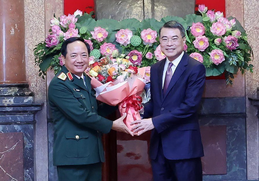 Ông Lê Minh Hưng, Ủy viên Bộ Chính trị, Bí thư Trung ương Đảng, Trưởng Ban Tổ chức Trung ương chúc mừng Thượng tướng Trịnh Văn Quyết. (Ảnh: Nhan Sáng/TTXVN)