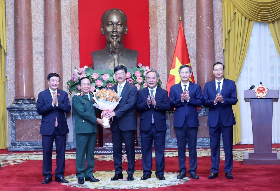 Lãnh đạo các Văn phòng Trung ương chúc mừng Thượng tướng Trịnh Văn Quyết. (Ảnh: Nhan Sáng/TTXVN)