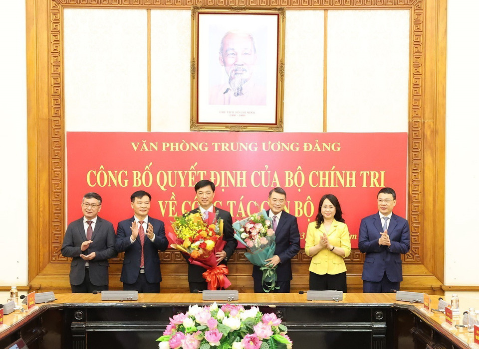 Đại diện lãnh đạo Văn phòng Trung ương Đảng tặng hoa chúc mừng ông Nguyễn Duy Ngọc và ông Lê Minh Hưng. (Ảnh: Trí Dũng/TTXVN)