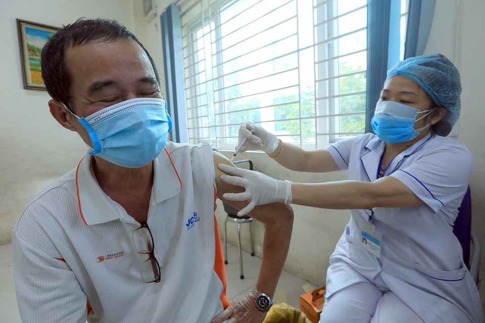 Người dân đến tiêm vaccine COVID-19 tại phường Kim Giang.(Ảnh: Phan Tuấn Anh/TTXVN)