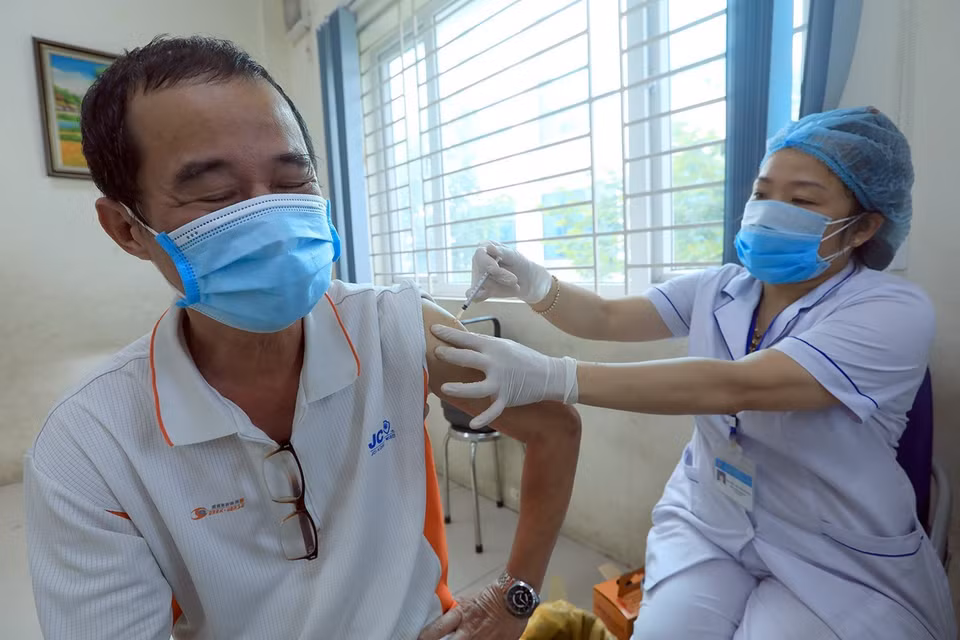 Người dân đến tiêm vaccine COVID-19 tại phường Kim Giang.(Ảnh: Phan Tuấn Anh/TTXVN)