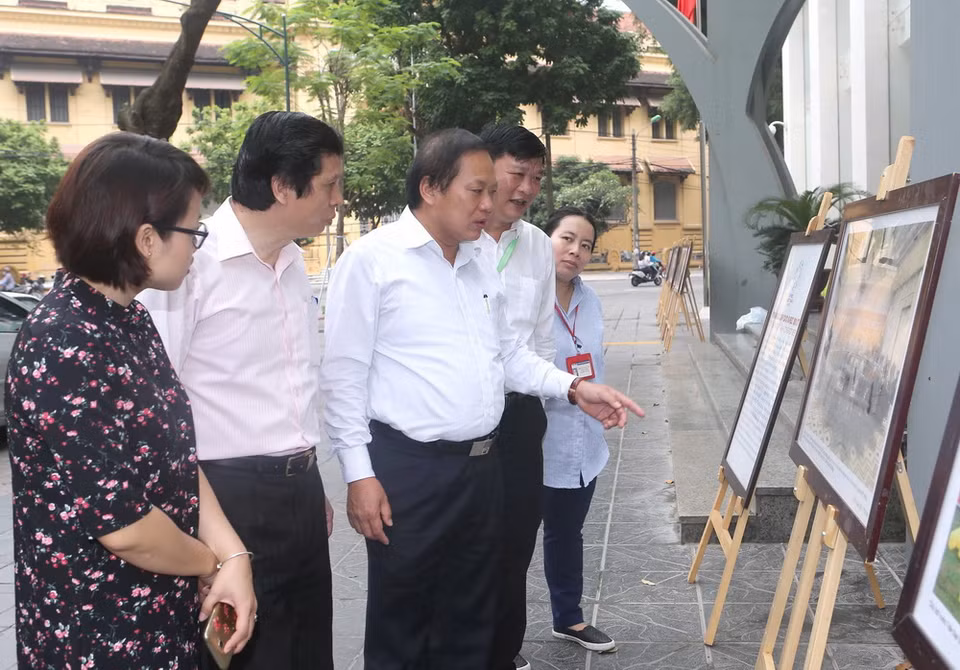 Bộ trưởng Bộ Thông tin và Truyền thông Trương Minh Tuấn và cán bộ, phóng viên TTXVN tham quan trưng bày ảnh Tuần lễ Cấp cao APEC 2017. (Ảnh: Doãn Tấn/TTXVN)