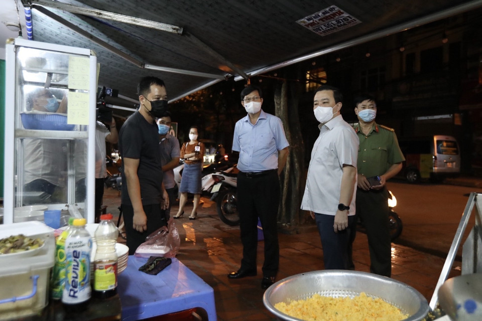 Kiểm tra, nhắc nhở quán phở trên phố Đền Lừ 2, phường Hoàng Văn Thụ, quận Hoàng Mai mở cửa sau 21 giờ. (Ảnh: Minh Quyết/TTXVN)