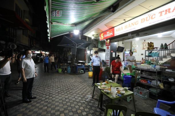 Một nhà hàng ăn uống trên phố ẩm thực Tống Duy Tân, phường Hàng Bông, quận Hoàn Kiếm. (Ảnh: Minh Quyết/TTXVN)