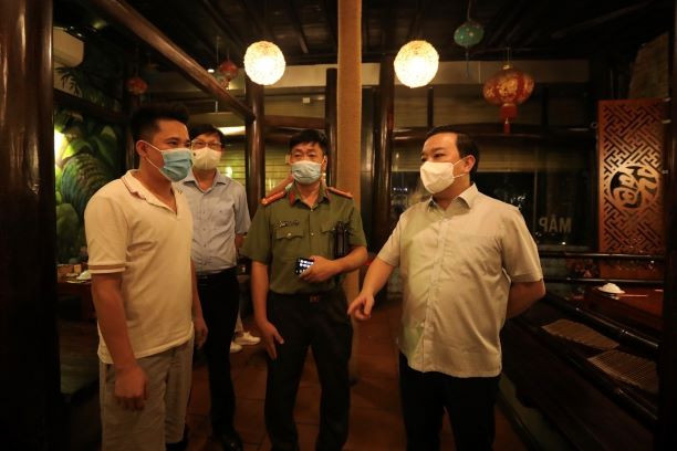 Kiểm tra đột xuất nhà hàng trên phố Trần Khát Chân, phường Thanh Nhàn, quận Hai Bà Trưng. (Ảnh: Minh Quyết/TTXVN)