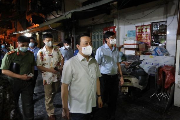 Đoàn kiểm tra do Phó Chủ tịch UBND thành phố Hà Nội Chử Xuân Dũng, Phó Trưởng ban Thường trực Ban Chỉ đạo công tác phòng, chống dịch bệnh COVID-19 thành phố dẫn đầu. (Ảnh: Minh Quyết/TTXVN)