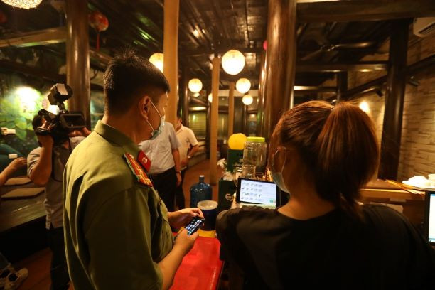 Kiểm tra đột xuất nhà hàng ăn uống trên phố Trần Khát Chân, phường Thanh Nhàn, quận Hai Bà Trưng. (Ảnh: Minh Quyết/TTXVN)