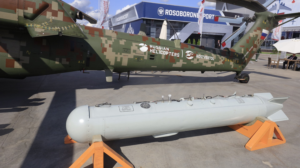 Thùng dầu phụ cung cấp thêm nhiên liệu để Mi-28NE tăng tầm hoạt động trong các điều kiện phức tạp, xa căn cứ. 