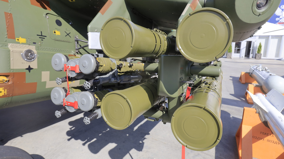 Trực thăng Mi-28NE được trang bị nhiều loại vũ khí khác nhau, trong đó tên lửa Ataka để tấn công mục tiêu mặt đất và tên lửa Igla để sử dụng khi không chiến. 