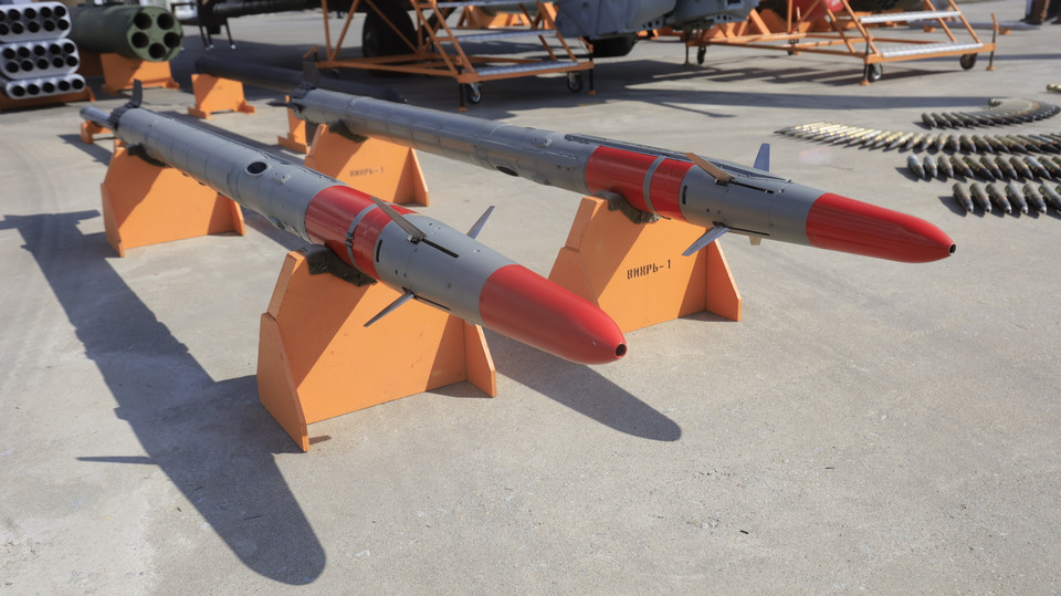 Tên lửa Vikhr-1 (định danh NATO: AT-16 Scallion) có tầm bắn đến 10km, là một trong những vũ khí chống tăng nguy hiểm nhất của trực thăng Mi-28NE. 