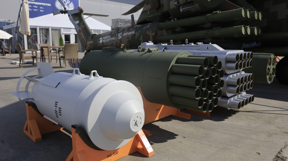 Ngoài rocket, Mi-28NE có thể mang hai quả bom FAB 500 để hủy diệt mục tiêu mặt đất. 