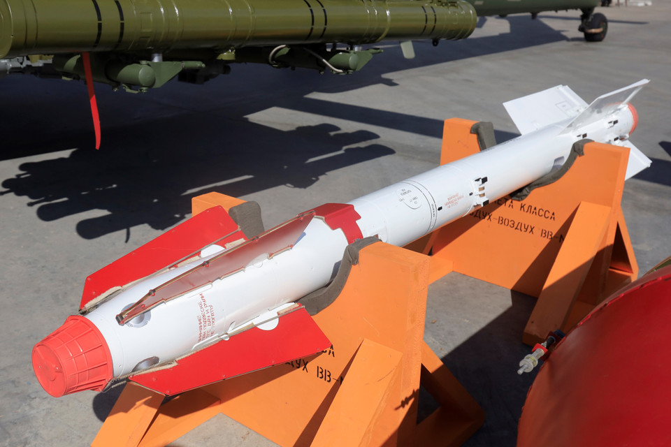 Trực thăng Mi-28NE có thể trang bị cả tên lửa không đối không tầm gần vốn chỉ trang bị cho máy bay chiến đấu phản lực hoặc tiêm kích đánh chặn. 