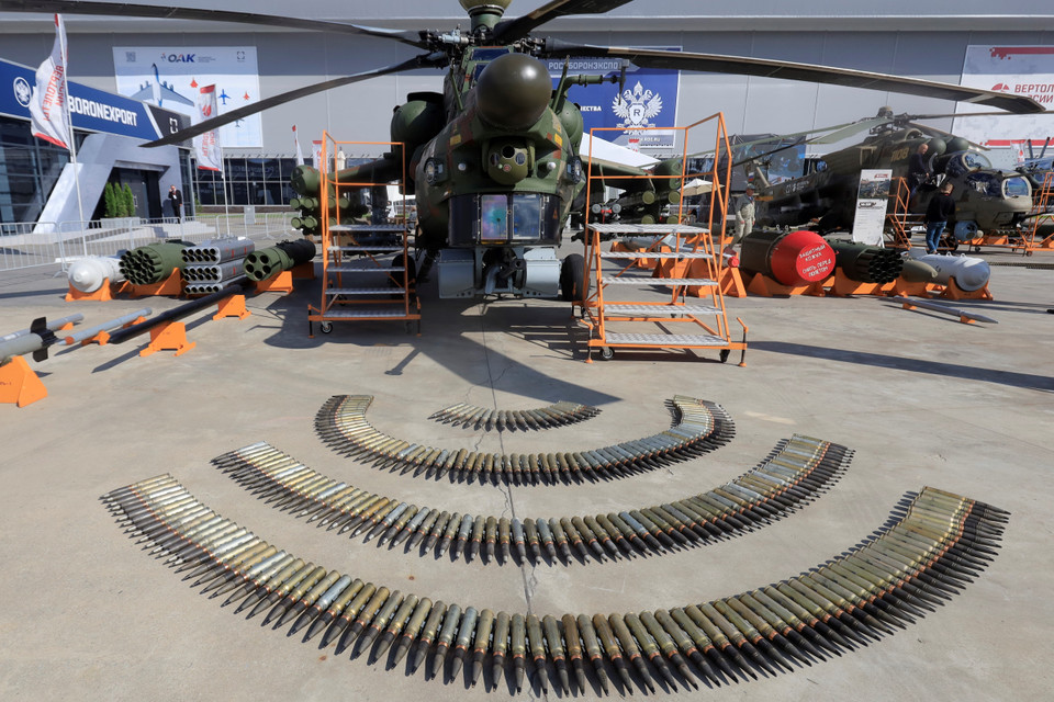 Cấu hình vũ khí khủng, hệ thống bảo vệ tối tân và khả năng hoạt động trong mọi điều kiện thời tiết cả ngày lẫn đêm trên mọi địa hình là những ưu điểm đáng kể nhất của trực thăng Mi-28NE được mệnh danh là 'Thợ săn đêm.'