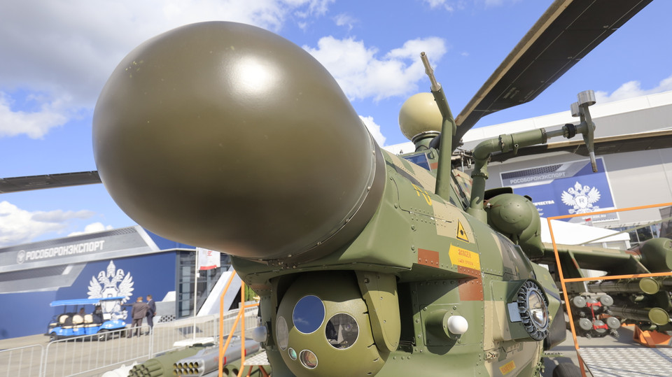 Phần mũi trang bị ăngten chỉ huy và hệ thống quang học, chỉ thị mục tiêu. Radar chính của Mi-28NE được lắp đặt bên trên cánh quạt. 