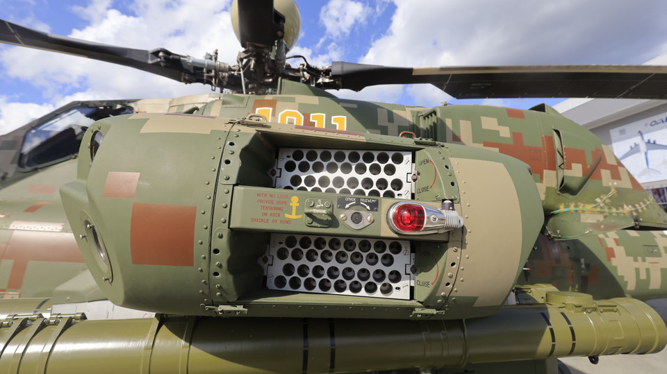 Bộ phận chế áp điện tử được coi là áo giáp vô hình giúp bảo vệ máy bay trước các tên lửa đối không của kẻ địch. 