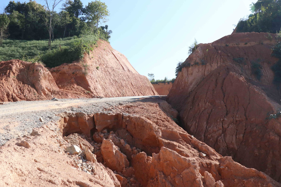 Xói mòn, sạt lở xảy ra làm hư hỏng nghiêm trọng nhiều điểm trên tuyến đường trọng yếu này. (Ảnh: Xuân Tiến/TTXVN)