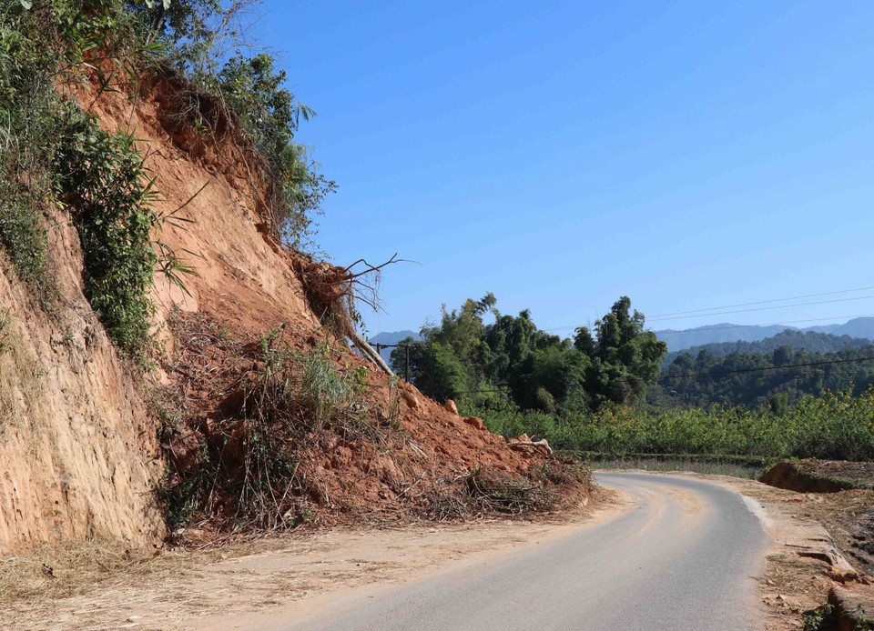  Nguy cơ sạt lở, trụt trượt trên vách taluy dương của tuyến đường là rất lớn. (Ảnh: Xuân Tiến/TTXVN)