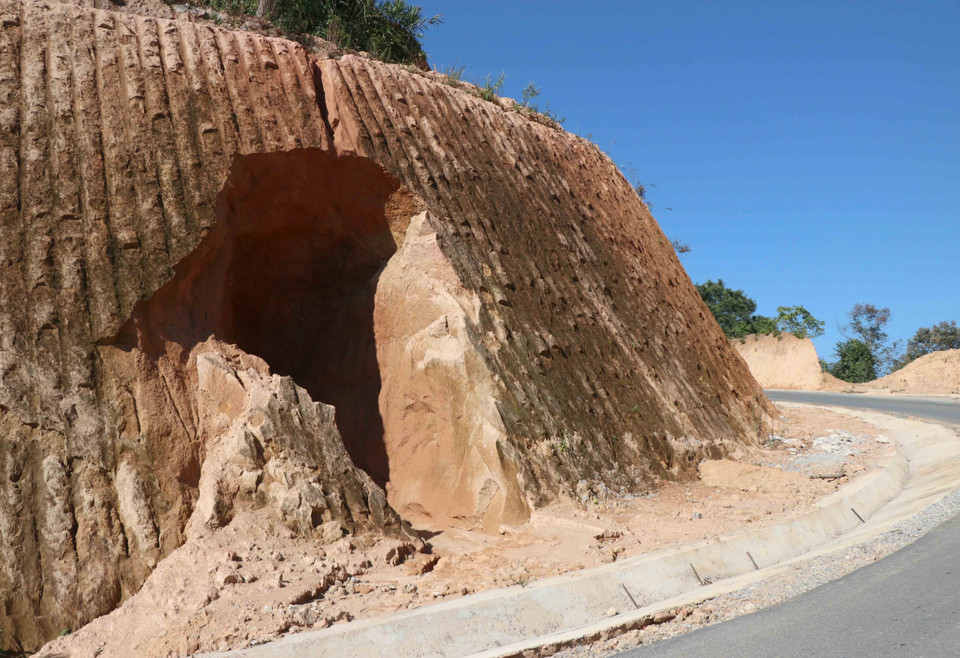 Tại nhiều phân đoạn của tuyến đường, do kết cấu địa chất vách taluy dương yếu nên rất dễ xảy ra sạt lở, trụt trượt đất, cây cối xuống lòng đường. (Ảnh: Xuân Tiến/TTXVN)