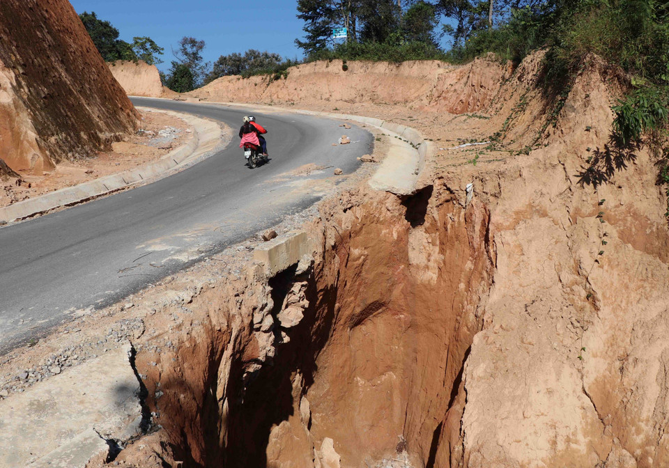 Sạt lở nghiêm trọng xảy ra trên một khúc cua, dốc của tuyến đường, tiềm ẩn nguy hiểm cho các phương tiện giao thông.(Ảnh: Xuân Tiến/TTXVN)