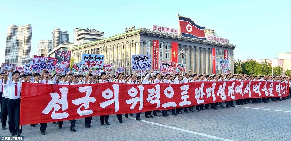 ...và băngrôn tuyên truyền. (Nguồn: Reuters)