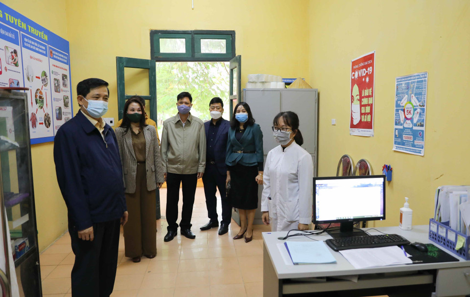 Phó Giám đốc Sở Giáo dục và Đào tạo Hà Nội Phạm Xuân Tiến trực tiếp kiểm tra tại các một số trường trung học cơ sở trên địa bàn huyện Sóc Sơn như Mai Đình, Phù Linh về khâu chuẩn bị, phân luồng đón học sinh, quá trình tổ chức dạy học, việc duy trì các biện pháp phòng, chống dịch COVID-19. (Ảnh: Thanh Tùng/TTXVN)