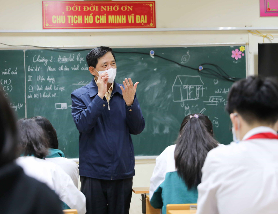 Phó Giám đốc Sở Giáo dục và Đào tạo Hà Nội Phạm Xuân Tiến yêu cầu các trường tận dụng tối đa thời gian học sinh được quay trở lại trường để tổ chức dạy học có chất lượng, rà soát, quan tâm bồi dưỡng kiến thức cho những học sinh có khó khăn trong thời gian học trực tuyến vừa qua. (Ảnh: Thanh Tùng/TTXVN)
