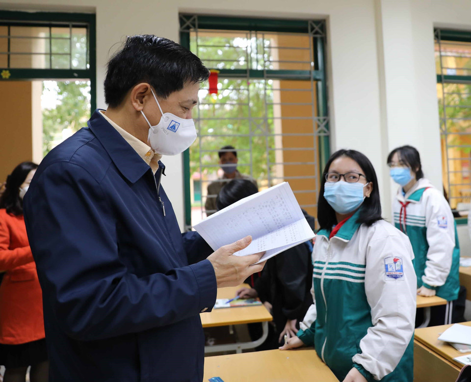Phó Giám đốc Sở Giáo dục và Đào tạo Hà Nội Phạm Xuân Tiến đánh giá nhìn chung, các trường đã chuẩn bị đầy đủ, nghiêm túc, đáp ứng các tiêu chí an toàn để tổ chức dạy học. Về cơ bản, học sinh có nền nếp học tập và ý thức tuân thủ các biện pháp phòng, chống dịch tốt. (Ảnh: Thanh Tùng/TTXVN)