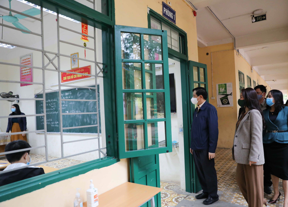 Phó Giám đốc Sở Giáo dục và Đào tạo Hà Nội Phạm Xuân Tiến trực tiếp kiểm tra tại các một số trường trung học cơ sở trên địa bàn huyện Sóc Sơn như Mai Đình, Phù Linh. (Ảnh: Thanh Tùng/TTXVN)