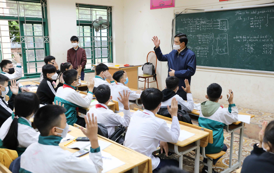 Phó Giám đốc Sở Giáo dục và Đào tạo Hà Nội Phạm Xuân Tiến đánh giá nhìn chung, các trường đã chuẩn bị đầy đủ, nghiêm túc, đáp ứng các tiêu chí an toàn để tổ chức dạy học. (Ảnh: Thanh Tùng/TTXVN)