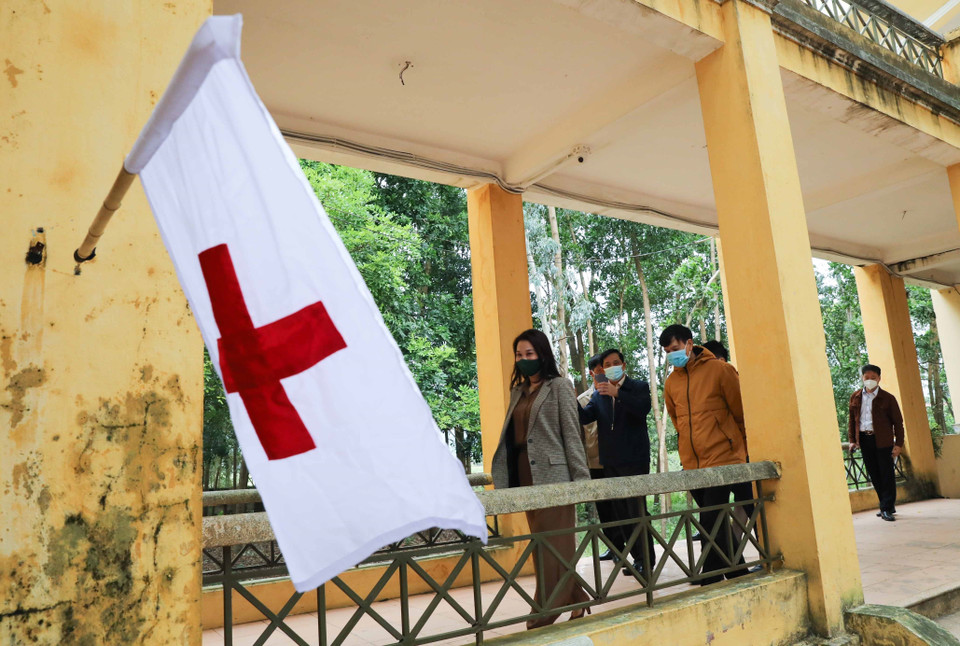 Ông Phạm Xuân Tiến yêu cầu các trường tiếp tục duy trì các biện pháp phòng, chống dịch COVID-19, quan tâm theo dõi tình hình sức khỏe của học sinh trong quá trình học tập, đồng thời thường xuyên nhắc nhở học sinh thực hiện đúng Thông điệp 5K của Bộ Y tế. (Ảnh: Thanh Tùng/TTXVN)