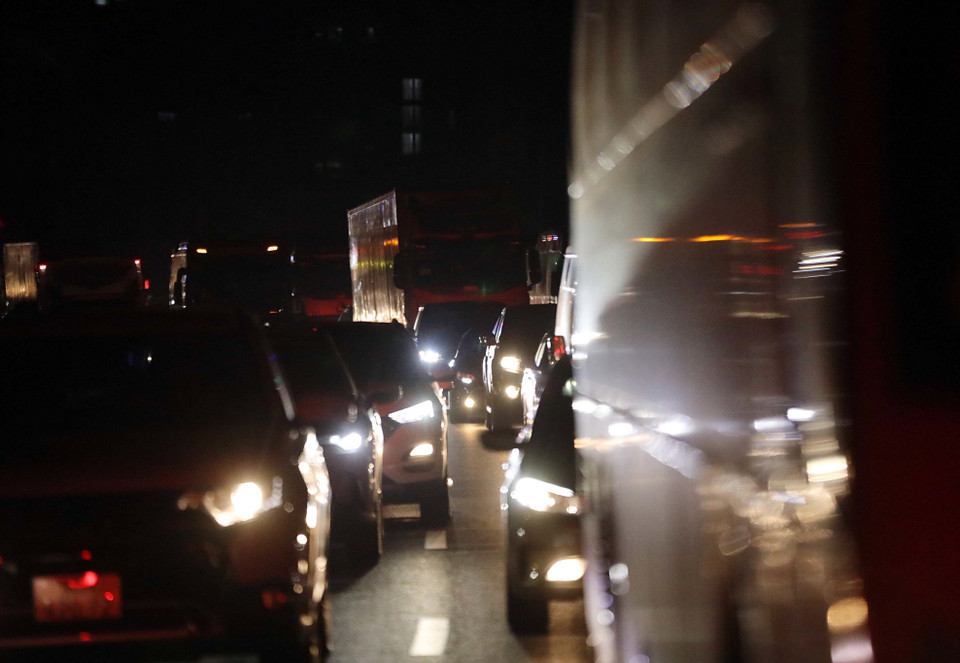 Tại cao tốc Pháp Vân-Cầu Giẽ, từng hàng xe dài ùn ùn hướng về trung tâm thành phố. (Ảnh: Phạm Kiên/TTXVN)