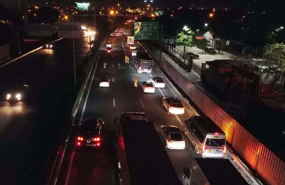 Từng hàng xe dài hướng về trung tâm thành phố. (Ảnh: Phạm Kiên/TTXVN)