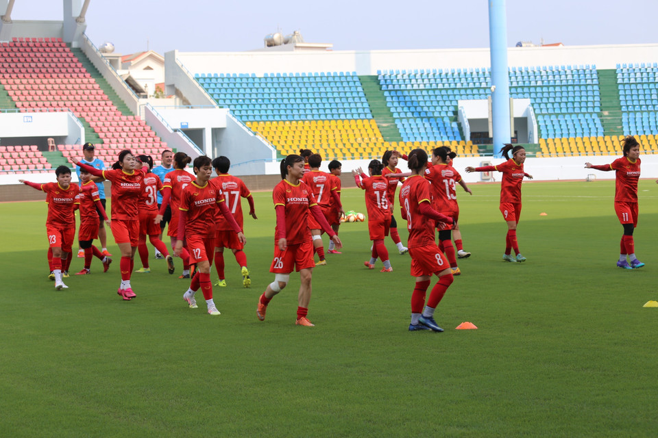 Các tuyển thủ bóng đá nữ Việt Nam tập luyện tại sân vận động Cẩm Phả. (Ảnh TTXVN phát)