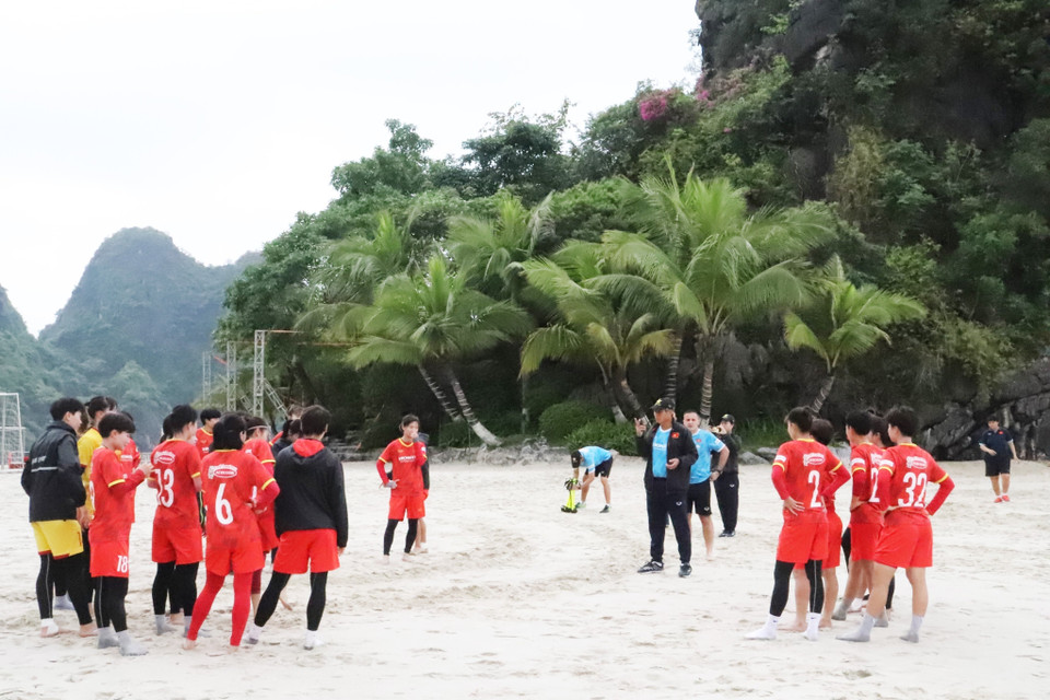 Huấn luyện viên trưởng Mai Đức Chung cùng các cầu thủ tập luyện tại bãi biển phường Quang Hanh, thành phố Cẩm Phả. (Ảnh TTXVN phát)