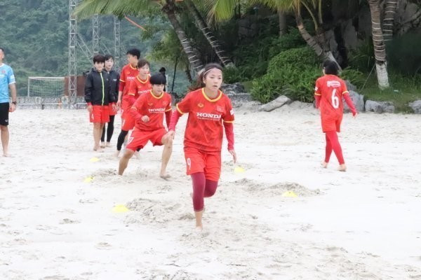 Các cầu thủ hăng say tập luyện trước thềm SEA Games 31. (Ảnh TTXVN phát)