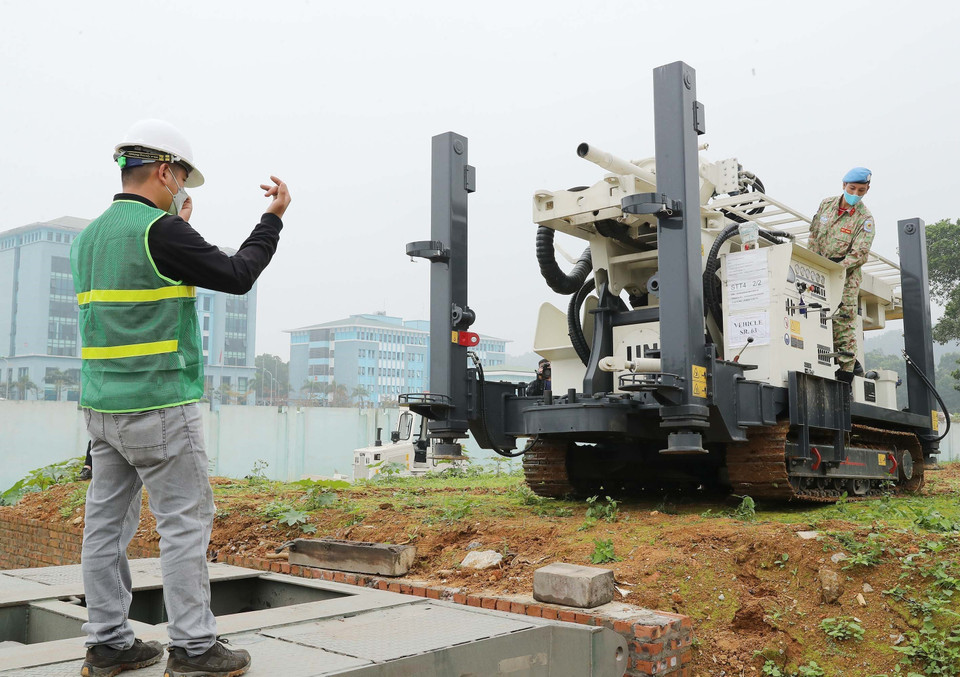 Vận chuyển các loại xe, máy chuyên dụng ra cảng biển trước ngày xuất bến lên đường đi phái bộ LHQ. (Ảnh: Trọng Đức/TTXVN)