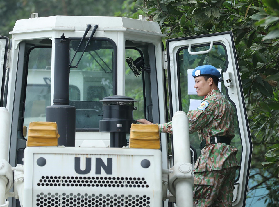 Đội công binh chuẩn bị các phương tiện xe, máy trước ngày lên đường. (Ảnh: Trọng Đức/TTXVN)