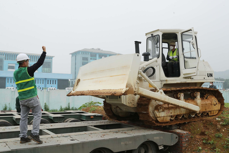 Vận chuyển các loại xe, máy chuyên dụng ra cảng biển trước ngày xuất bến lên đường đi phái bộ LHQ. (Ảnh: Trọng Đức/TTXVN)