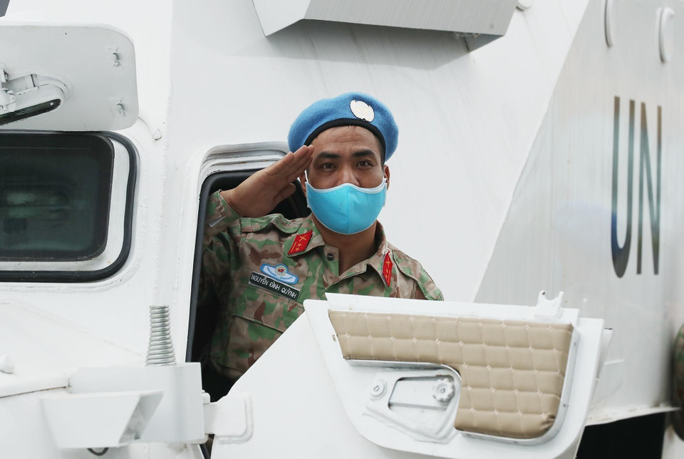 Thành viên đội công binh số 1 kiểm tra thông số an toàn các loại xe, máy chuyên dụng trước ngày lên đường đi phái bộ LHQ. (Ảnh: Trọng Đức/TTXVN)