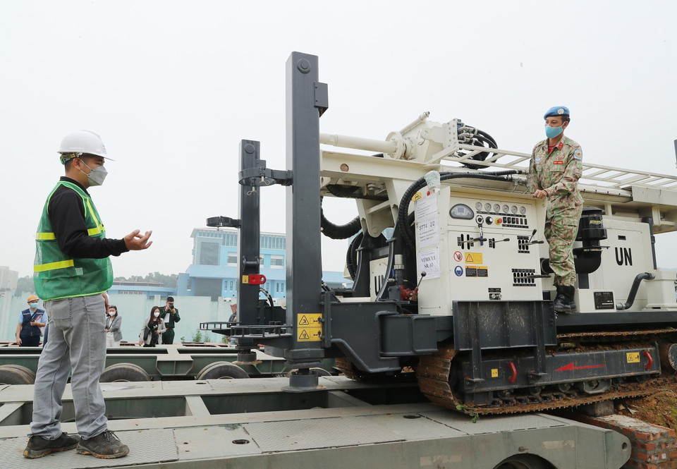 Vận chuyển các loại xe, máy chuyên dụng ra cảng biển trước ngày xuất bến lên đường đi phái bộ LHQ. (Ảnh: Trọng Đức/TTXVN)