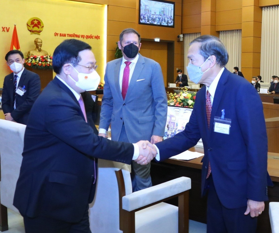 Chủ tịch Quốc hội Vương Đình Huệ với các đại biểu. (Ảnh: Văn Điệp/TTXVN)