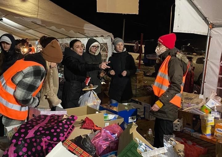 Cộng đồng Việt Nam hỗ trợ người sơ tán từ Ukraine tại biên giới Slovakia. (Ảnh: Phương Anh/TTXVN)