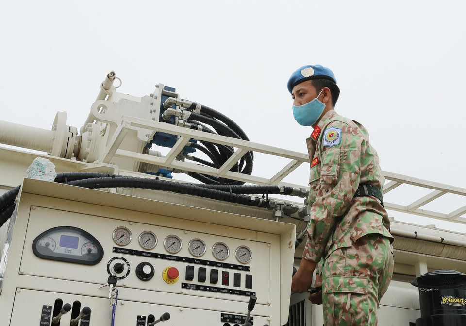 Kiểm tra thông số an toàn các loại xe, máy chuyên dụng trước ngày lên đường đi phái bộ LHQ. (Ảnh: Trọng Đức/TTXVN)