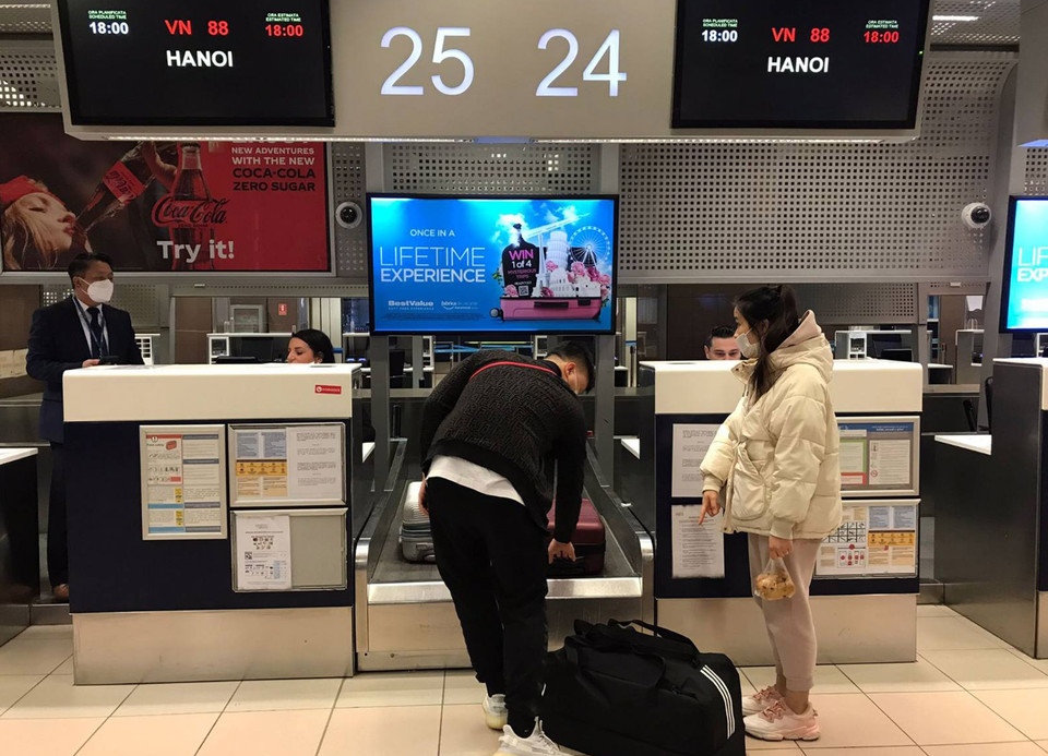 Bà con làm thủ tục xuất cảnh tại sân bay Henri Coandă ở thủ đô Bucharest của Romania. (Ảnh: Mạnh Hùng/TTXVN)