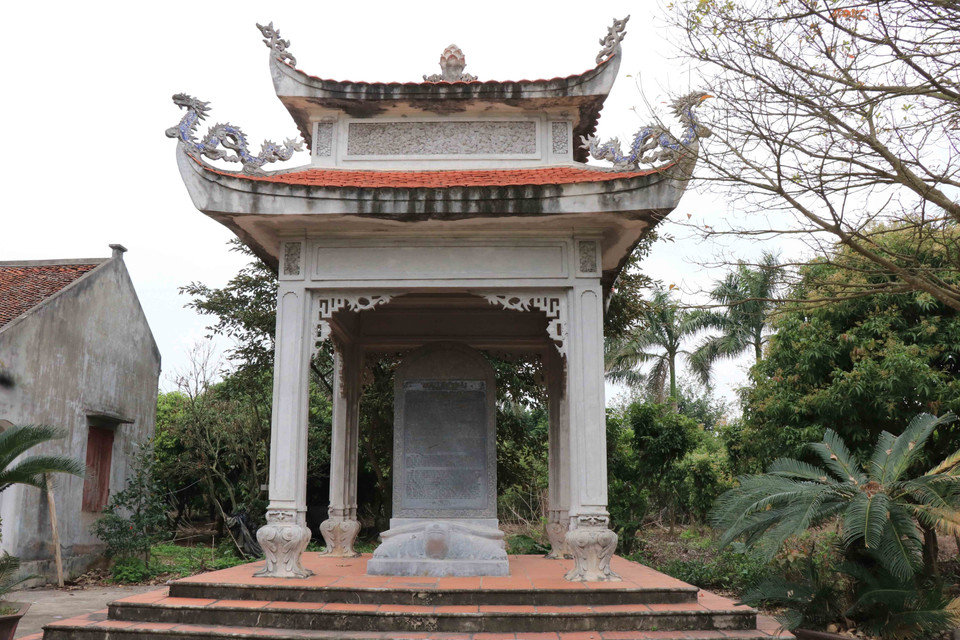 Bia đá ghi tiểu sử Nguyễn Trãi tại khu di tích Lệ Chi Viên, xã Đại Lai, huyện Gia Bình, tỉnh Bắc Ninh. (Ảnh: Thanh Thương/TTXVN)