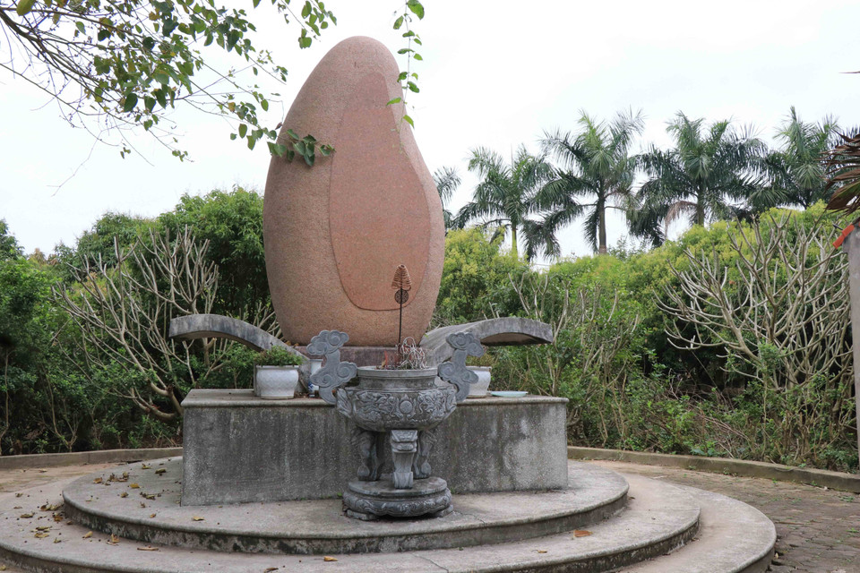 Đài Giọt lệ trong vườn vải, khu di tích Lệ Chi Viên, xã Đại Lai, huyện Gia Bình, tỉnh Bắc Ninh. (Ảnh: Thanh Thương/TTXVN)