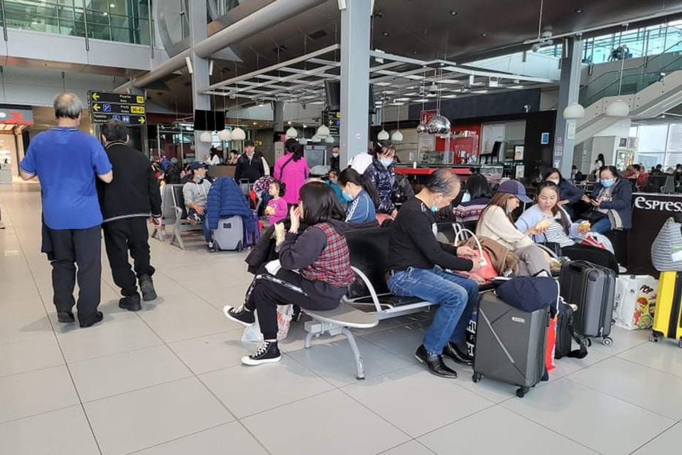 Bà con ở phòng chờ, chuẩn bị ra máy bay lên đường về nước. (Ảnh: Mạnh Hùng/TTXVN)