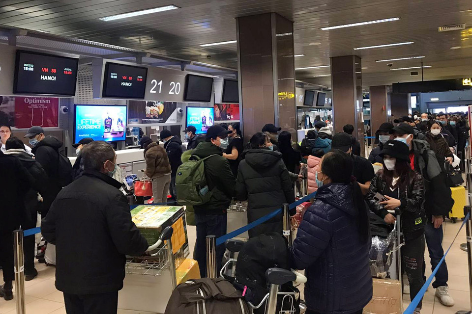 Bà con làm thủ tục xuất cảnh tại sân bay Henri Coandă ở thủ đô Bucharest của Romania. (Ảnh: Mạnh Hùng/TTXVN)